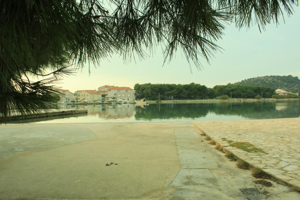 Apartment Ferara Betina  Oda fotoğraf